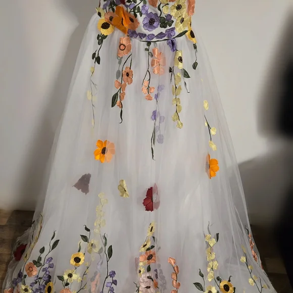 Floral Embroidered Gown Corset Back Size 10 - Picture 2 of 12